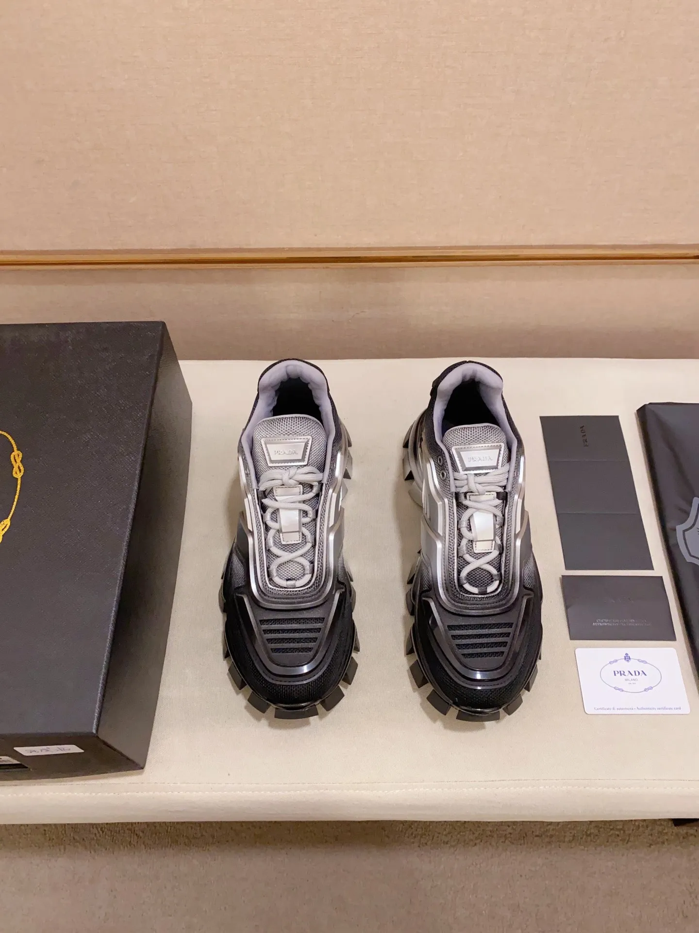 Factory price 600 men's shoes 💰 ✔️✔️✔️High version High quality new PRADA (Prada) counters are on the market simultaneously, new men's shoes, 😘fabrics are selected from first-layer cowhide. Lining: imported elastic mesh➕cowhide lining. 👍🏿High-end☄️Open-molded non-slip rubber outsole, exquisite lines, simple and elegant, comfortable and high-end for leisure travel. Number of yards: 38 to 44.